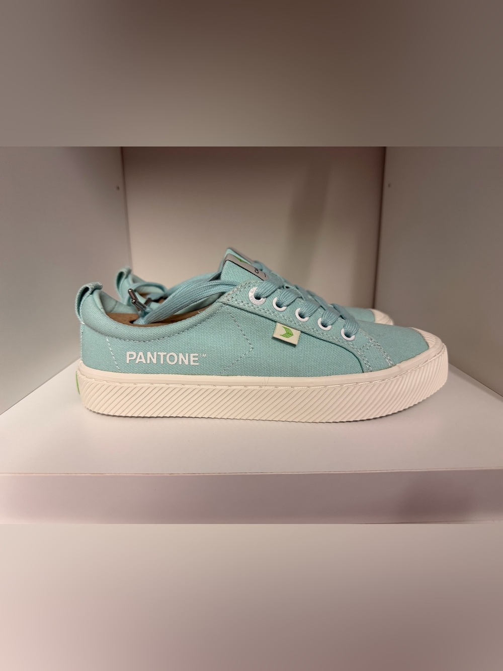 NEW Cariuma Pantone unisex sneaker eggshell blue Womens 7 Mens 5.5 - Picture 2 of 12